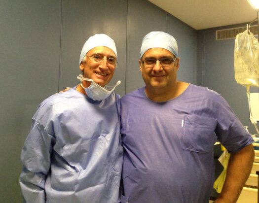 Dr. Richard Gastón y Dr. Fernando Gómez Sancha durante una intervención de cirugía robótica en ICUA, Clínica CEMTRO
