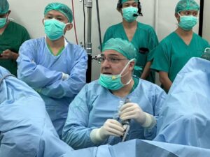 Cirugía en directo del Dr. Gómez Sancha en la masterclass InaSER STREAM, Bali, Indonesia